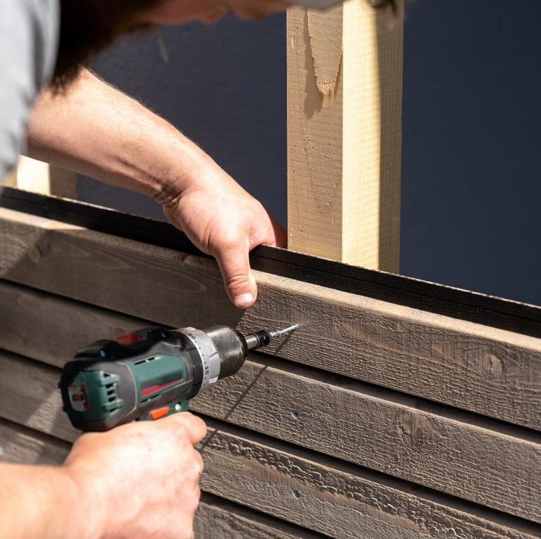 Zaunreparatur und -installation – Hausmeisterin ReiRa Traunreut