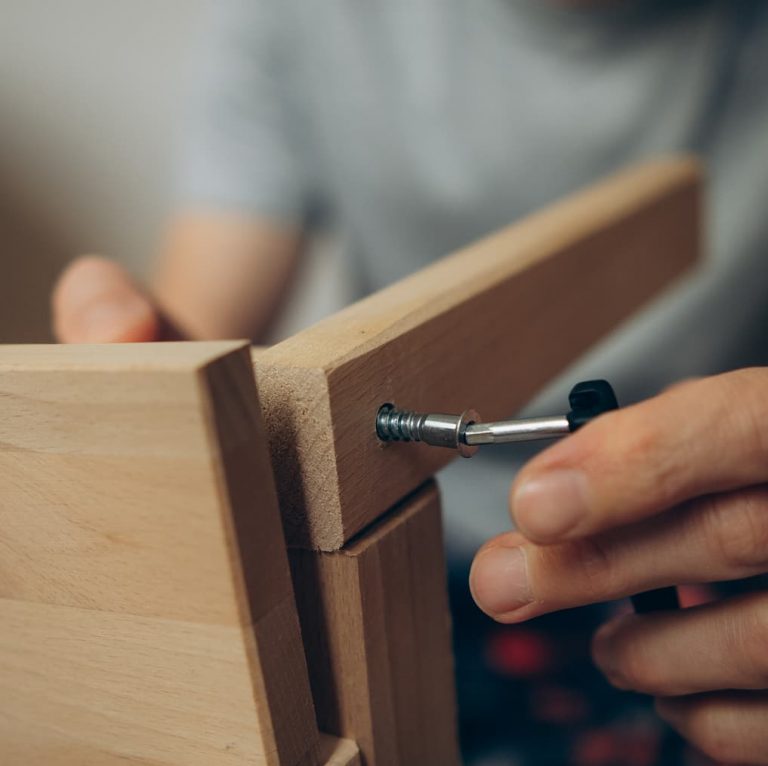 Holzreparatur und Montagearbeiten – ReiRa Hausmeister Traunreut