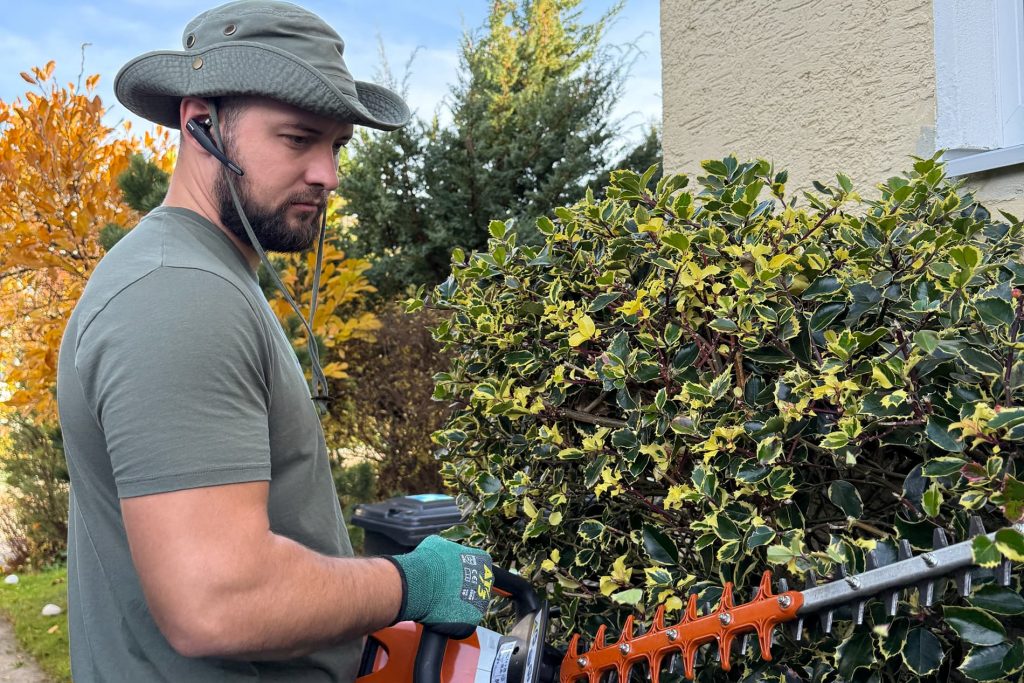 Gartenarbeit mit Heckenschere in Traunreut – ReiRa