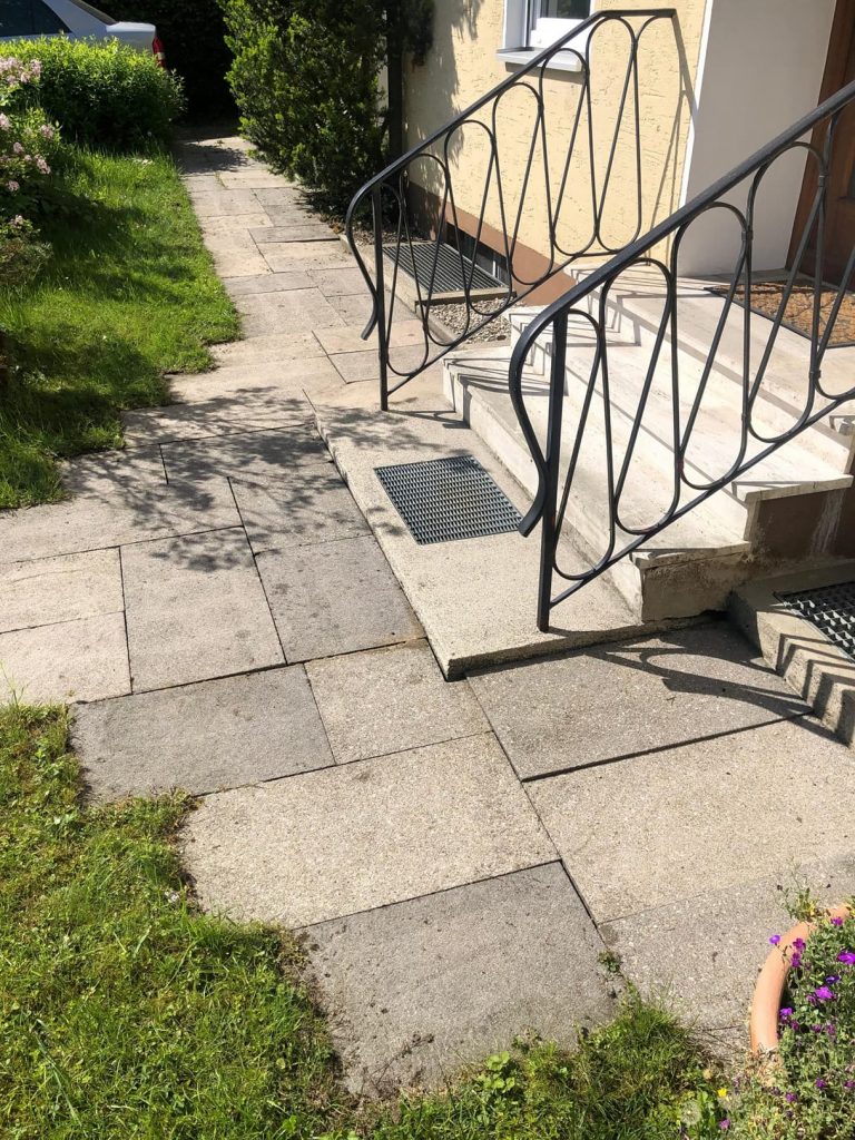 Gehweg vor der Reinigung – Terrassenreinigung Traunreut ReiRa