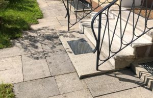 Saubere Terrasse nach der Frühjahrsreinigung – gereinigte Betonplatten am Hauseingang